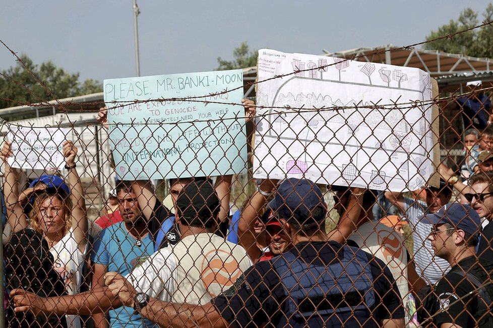 Generální tajemník OSN Pan Ki-mun dorazil mezi uprchlíky na ostrově Lesbos.