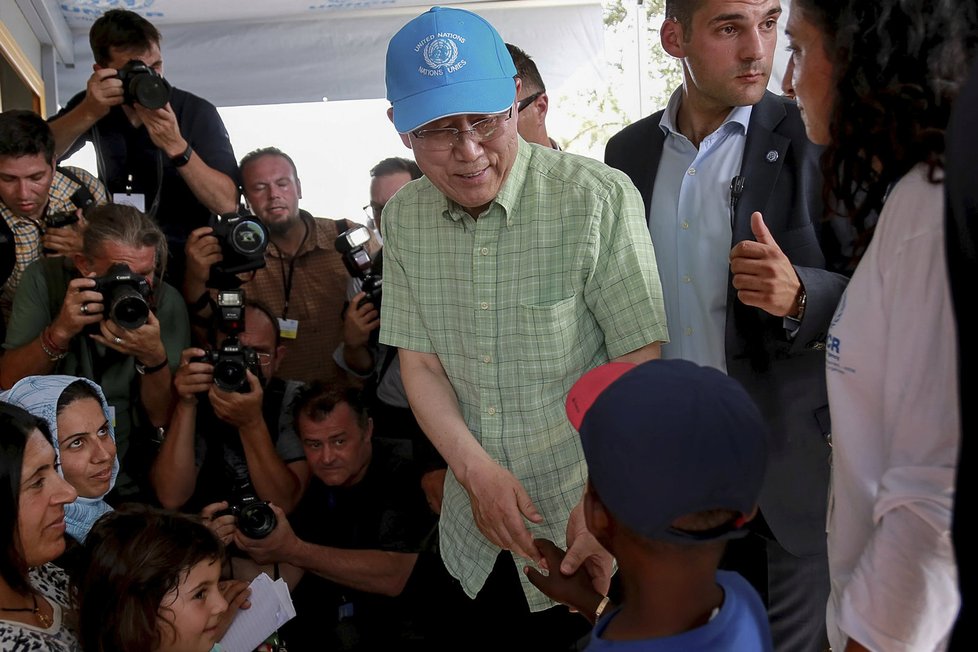 Generální tajemník OSN Pan Ki-mun dorazil mezi uprchlíky na ostrově Lesbos.