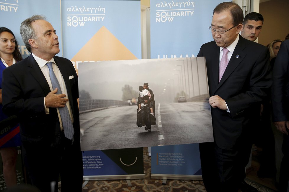 Generální tajemník OSN Pan Ki-mun s uprchlickou fotkou v Řecku