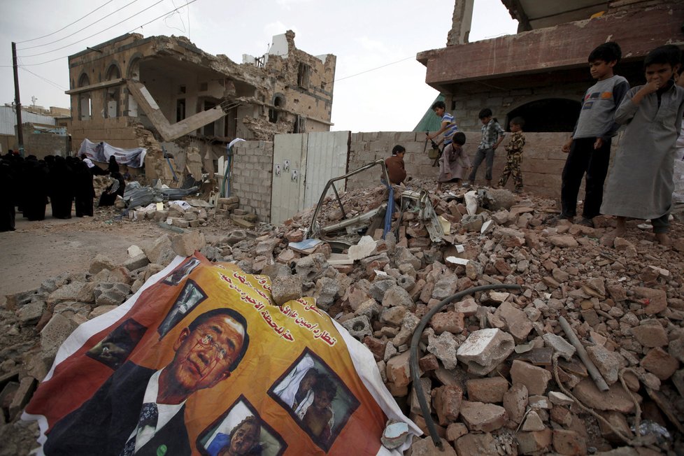 Nenávistný plakát proti Pan Ki-munovi v jemenských troskách