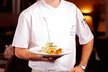 Pán kuchyně. Jídla s typickým rukopisemšéfkuchaře Marka Fichtnera jsou v menu označenakuchařskou čepičkou