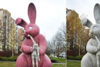 Unikátní socha v Plzni: Králík požírající pana Mrkvičku zrůžověl!