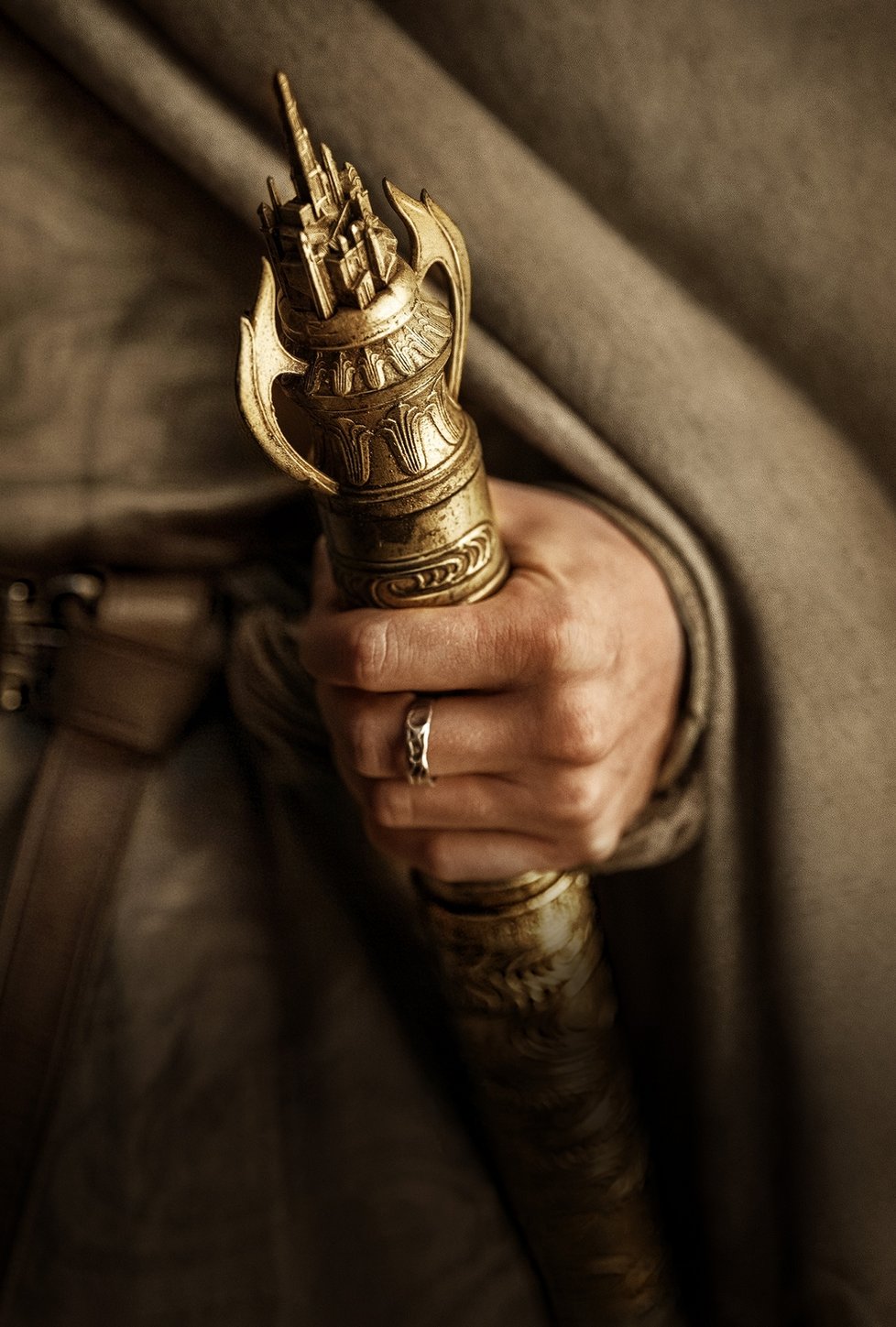 V seriálu Pán prstenů: Prsteny moci známé i nové postavy z příběhů britského klasika J. R. R. Tolkiena musí čelit opětovnému příchodu zla do Středozemě.