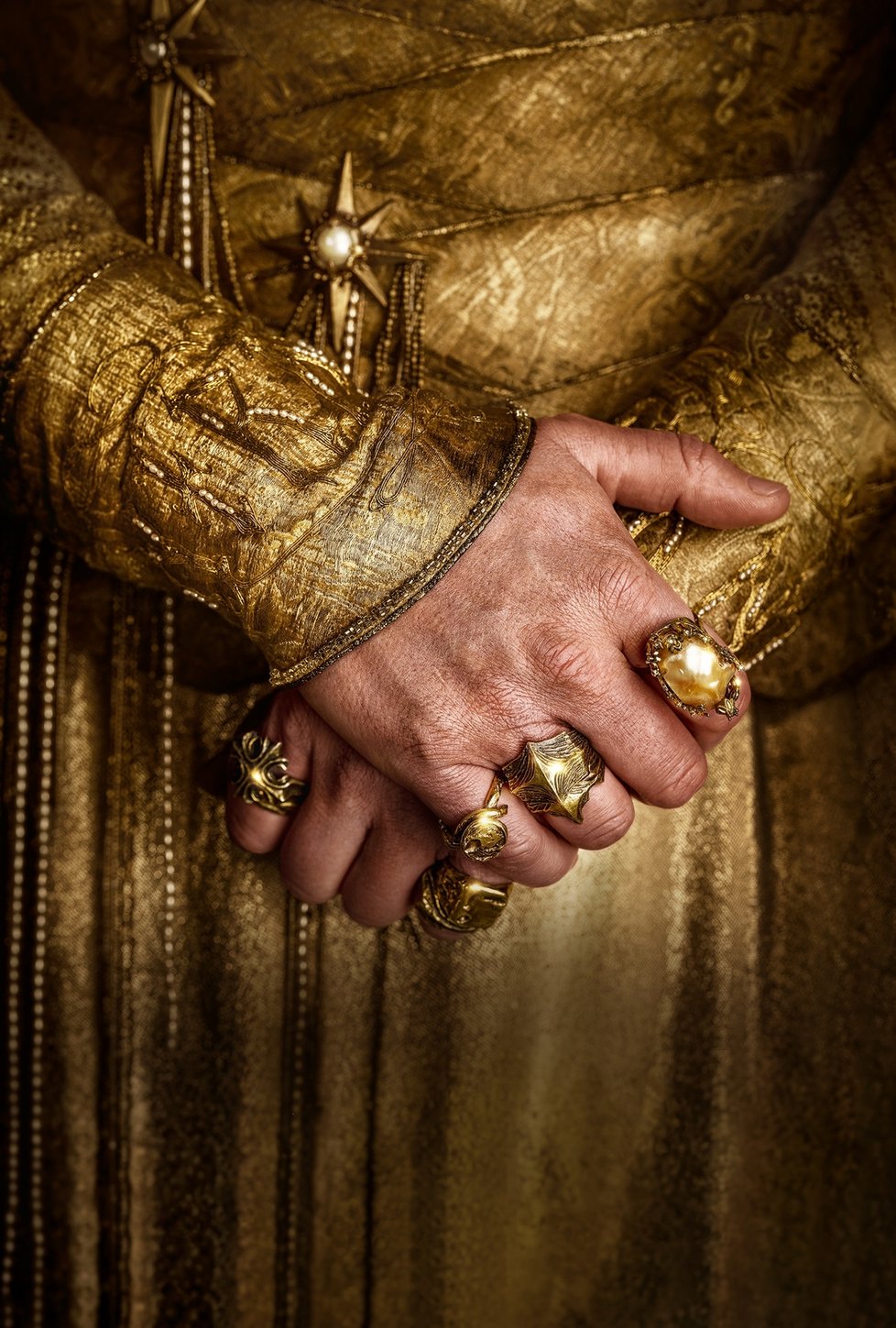 V seriálu Pán prstenů: Prsteny moci známé i nové postavy z příběhů britského klasika J. R. R. Tolkiena musí čelit opětovnému příchodu zla do Středozemě.