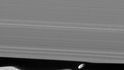 NASA přinesla vůbec první snímky Pana, jednoho z měsíců Saturnu. Nechybí ani snímky jeho prstenců.