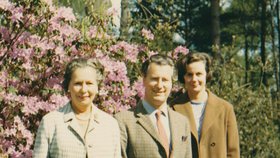Ian Cameron (uprostřed), otec britského premiéra Davida Camerona.
