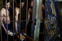 Život v panamském vězení: Věznice přetéká trestanci, čas si krátí i s nafukovací pannou