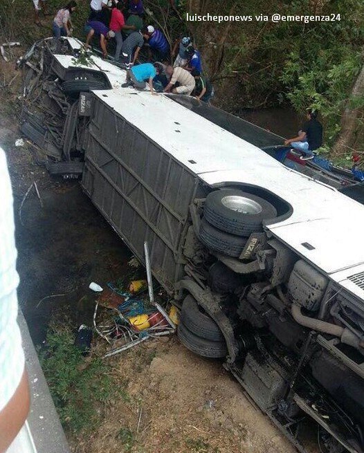 Nehoda autobusu v Panamě si vyžádala nejméně 18 obětí.