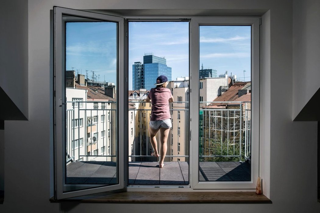 Balkon je nejoblíbenějším místem Šárky v jejím pražském bytě