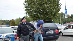 Ve 13 hodin přivezla policie Aleše S. (51) k soudu