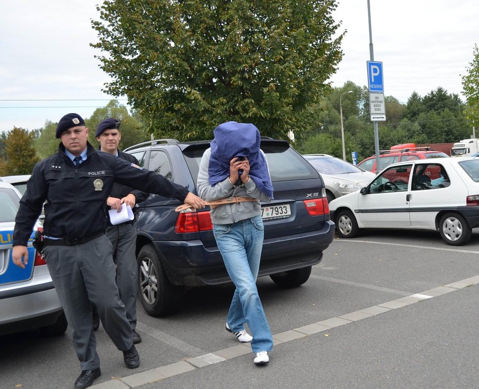 Ve 13 hodin přivezla policie Aleše S. (51) k soudu