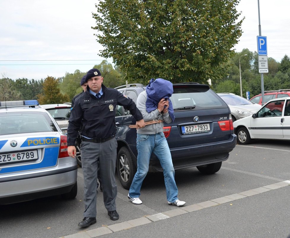 Ve 13 hodin přivezla policie Aleše S. (51) k soudu