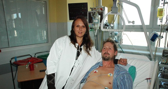 Tomáš a jeho partnerka Lucie poté, co byl muž hospitalizovaný po oslavě narozenin