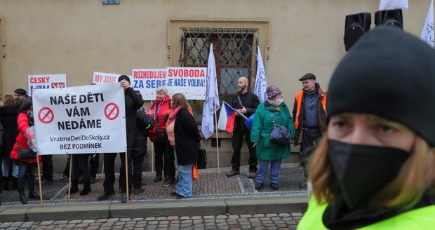 Jednání Sněmovny o pandemickém zákoně: Před dolní komorou se na pražském Malostranském náměstí setkalo několik desítek demonstrantů, kteří proti zákonu protestují (15.2.2022)