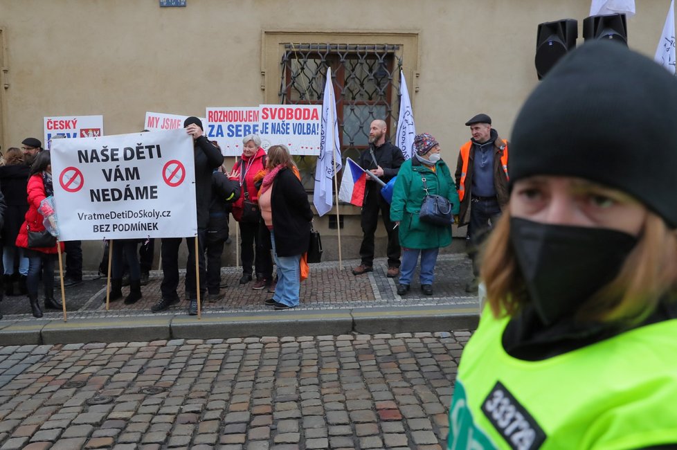 Jednání Sněmovny o pandemickém zákoně: Před dolní komorou se na pražském Malostranském náměstí setkalo několik desítek demonstrantů, kteří proti zákonu protestují (15.2.2022)