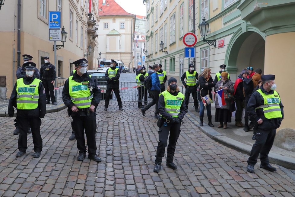 Jednání Sněmovny o pandemickém zákoně: Před dolní komorou se na pražském Malostranském náměstí setkalo několik desítek demonstrantů, kteří proti zákonu protestují (15.2.2022)