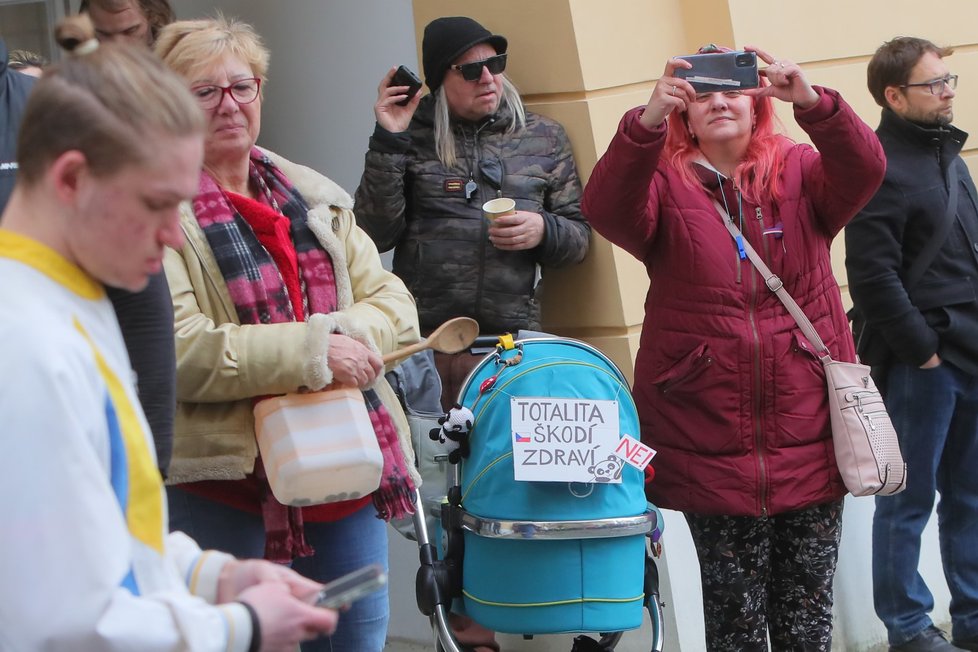 Jednání Sněmovny o pandemickém zákoně: Před dolní komorou se na pražském Malostranském náměstí setkalo několik desítek demonstrantů, kteří proti zákonu protestují (15.2.2022)