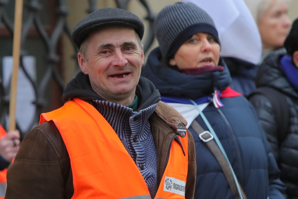 Jednání Sněmovny o pandemickém zákoně: Před dolní komorou se na pražském Malostranském náměstí setkalo několik desítek demonstrantů, kteří proti zákonu protestují (15.2.2022)