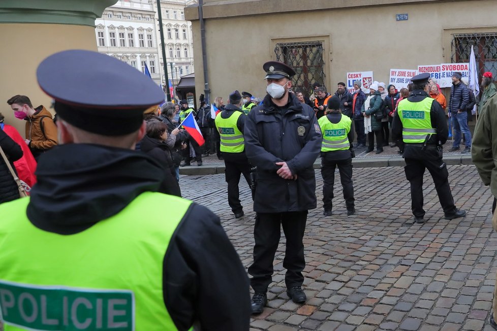 Jednání Sněmovny o pandemickém zákoně: Před dolní komorou se na pražském Malostranském náměstí setkalo několik desítek demonstrantů, kteří proti zákonu protestují (15.2.2022)