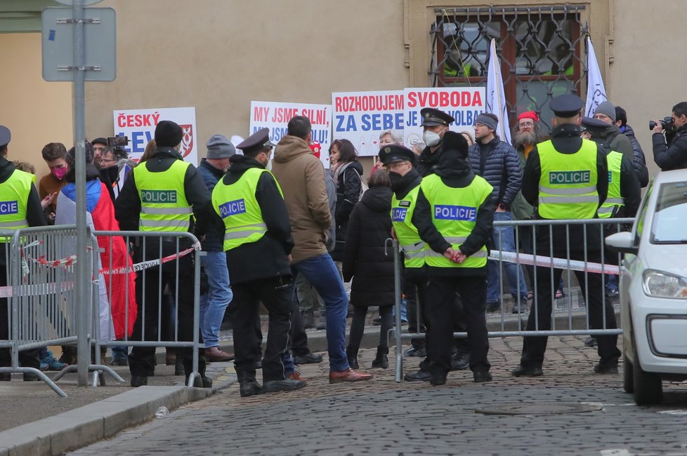 Jednání Sněmovny o pandemickém zákoně: Před dolní komorou se na pražském Malostranském náměstí setkalo několik desítek demonstrantů, kteří proti zákonu protestují (15.2.2022)