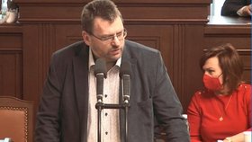 Sněmovna o pandemickém zákonu: Poslanec Lubomír Volný si opět nevzal roušku (18.2.2021)