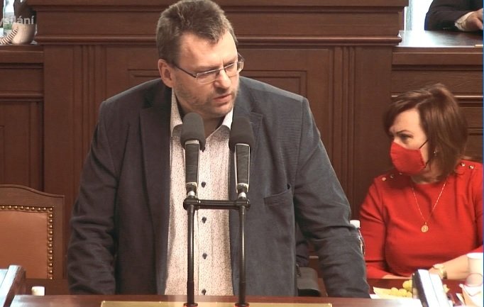 Sněmovna o pandemickém zákonu: Poslanec Lubomír Volný si opět nevzal roušku (18.2.2021)