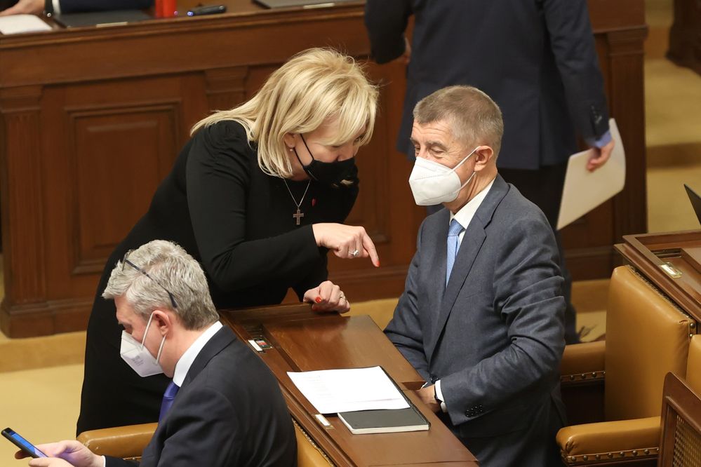 Jednání Sněmovny o novele pandemického zákona: Šéfka ANO Alena Schillerová a expremiér Andrej Babiš (ANO) (2.2.2022)