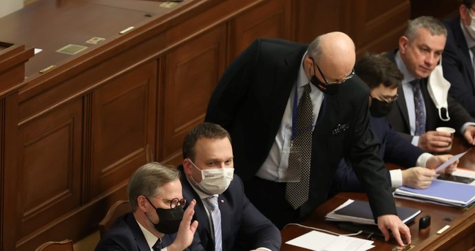 Jednání Sněmovny o novele pandemického zákona: Premiér Petr Fiala (ODS), ministr práce a sociálních věcí Marian Jurečka (KDU-ČSL) a ministr zdravotnictví Vlastimil Válek (TOP09) (2.2.2022)