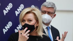 Alena Schillerová (ANO) a Tomio Okamura (SPD) nepodporují pandemický zákon. (17. 2. 2022)