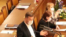 Alena Schillerová (ANO) a Tomio Okamura (SPD) nepodporují pandemický zákon. (17. 2. 2022)