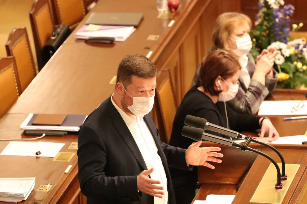 Alena Schillerová (ANO) a Tomio Okamura (SPD) nepodporují pandemický zákon. (17. 2. 2022)