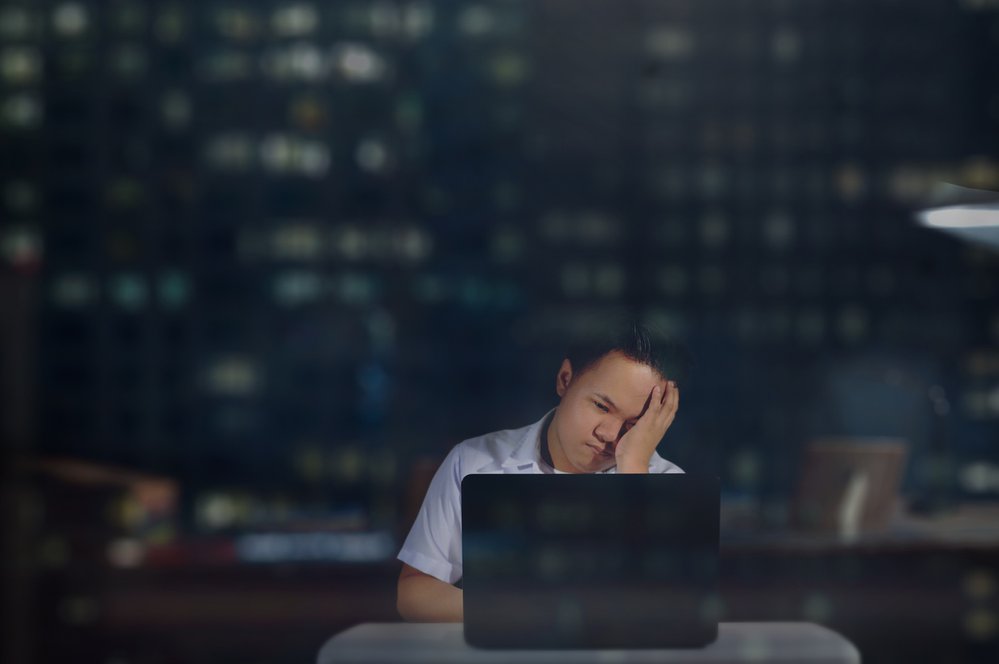 Nadměrné používání digitálních médií vám může přivodit bolesti hlavy nebo nespavost