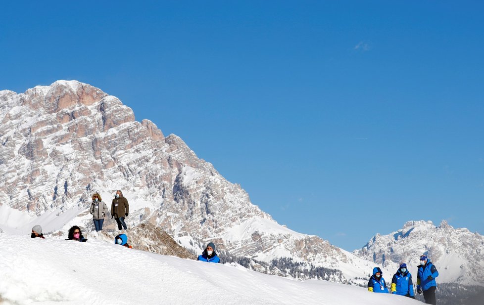 Koronavirus v Itálii: Začala lyžařská sezona. Kapacity jsou omezeny kvůli pandemii o třetinu (11.2.2021).