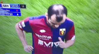 Tímhle dát gól! Fotbalista Pandev má na hlavě pleš ve tvaru penisu
