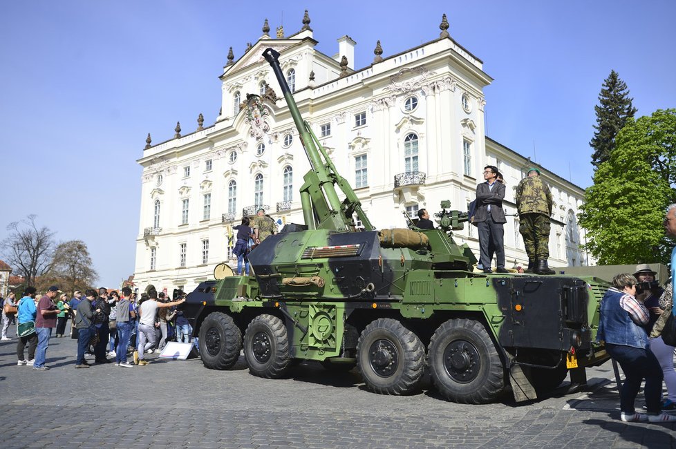 Do Holdingu CSG patří i značka armádních obrněných vozidel Pandur.