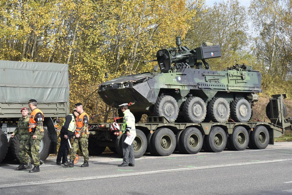 Pět pandurů, které do sebe loni narazily, podle policie nedodrželo bezpečný odstup.