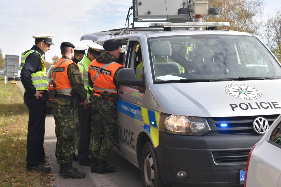 Pět pandurů, které do sebe loni narazily, podle policie nedodrželo bezpečný odstup.