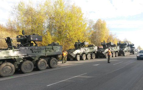 Po nehodě zůstalo několik armádních pandurů nepojízdných.