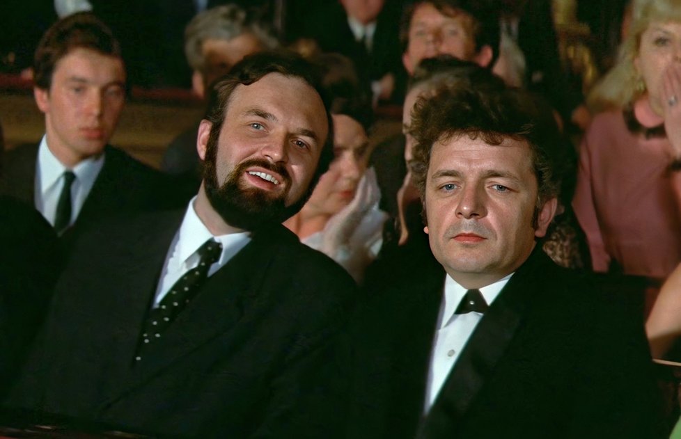 Ve filmu se v rolích kritiků na představení objevili Zdeněk Svěrák (84) a Ladislav Smoljak (†78).