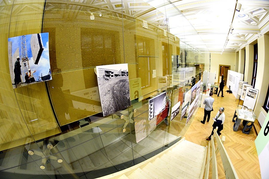 Výstava Paneláci zkoumá krásu panelových sídlišť.