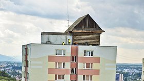 Chatrče zůstanou na střeše paneláku nejméně dva roky