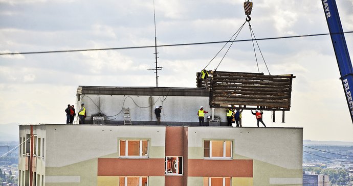 Na paneláku byl postaven Památník lidové architektury