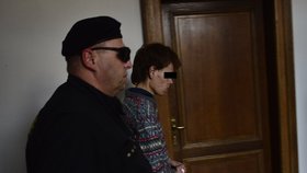 Brutálního vraha staršího páru ze Zemanova paneláku soud poslal do vazby, u soudu ale nevypovídal