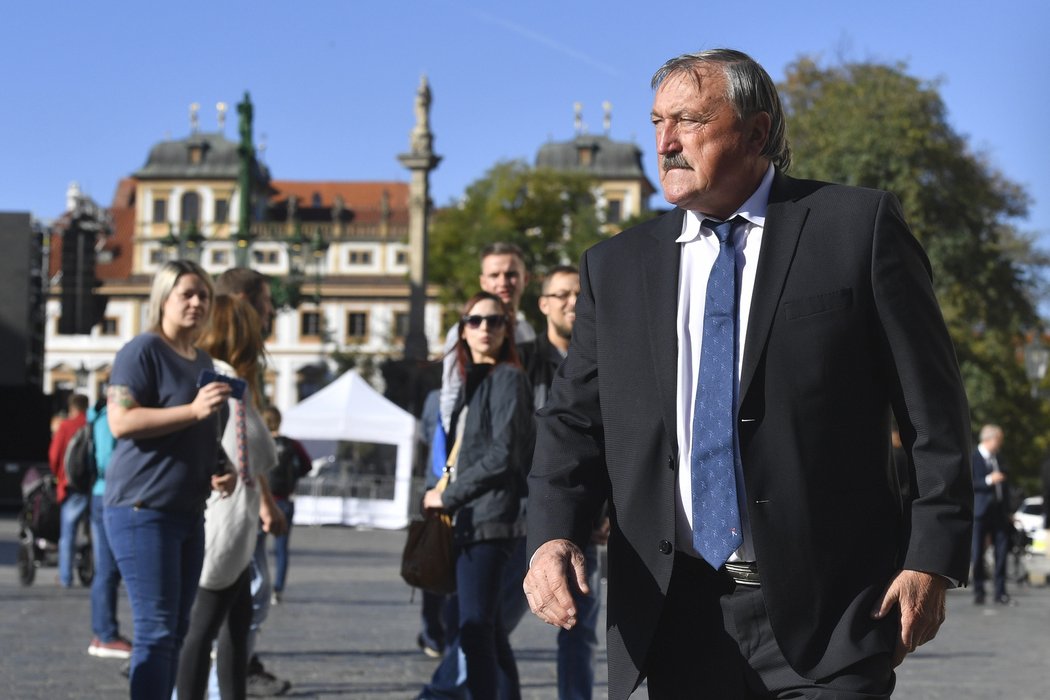 Antonín Panenka na Karlu Gottovi obdivoval pokoru a láskyplný vztah k fanouškům. V sobotu dal mistrovi poslední sbohem