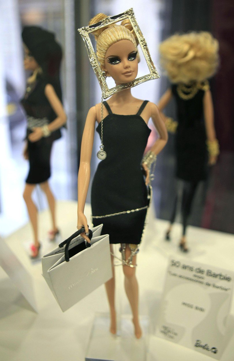 V roce 2009 Barbie oslavila 50. výročí. K této příležitosti se v Paříži konala výstava a pro panenky navrhly outfity věhlasní návrháři.