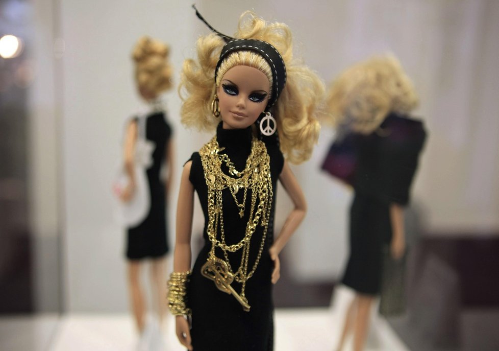 V roce 2009 Barbie oslavila 50. výročí. K této příležitosti se v Paříži konala výstava a pro panenky navrhly outfity věhlasní návrháři.