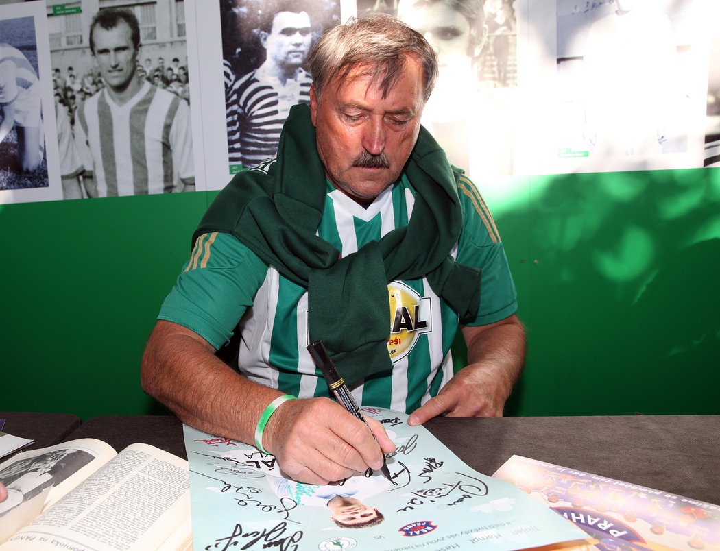 Antonín Panenka během autogramiády