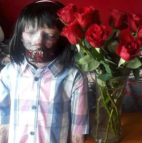 Zombie panenka Kelly má čelist celou od umělé krve