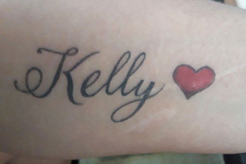 Tetování Felicity, které vyznačuje, jak Kelly miluje.