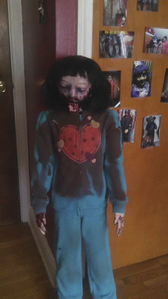 Felicity obléká zombie panenku do různých oblečků.